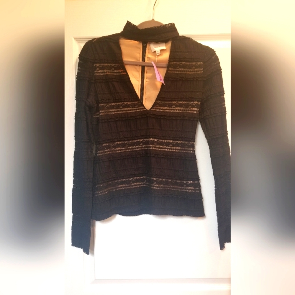 Cinq a Sept Lace Top with Front V Black sz M HOLIDAY PARTY READY 🎄🎄🎁🍾🥂